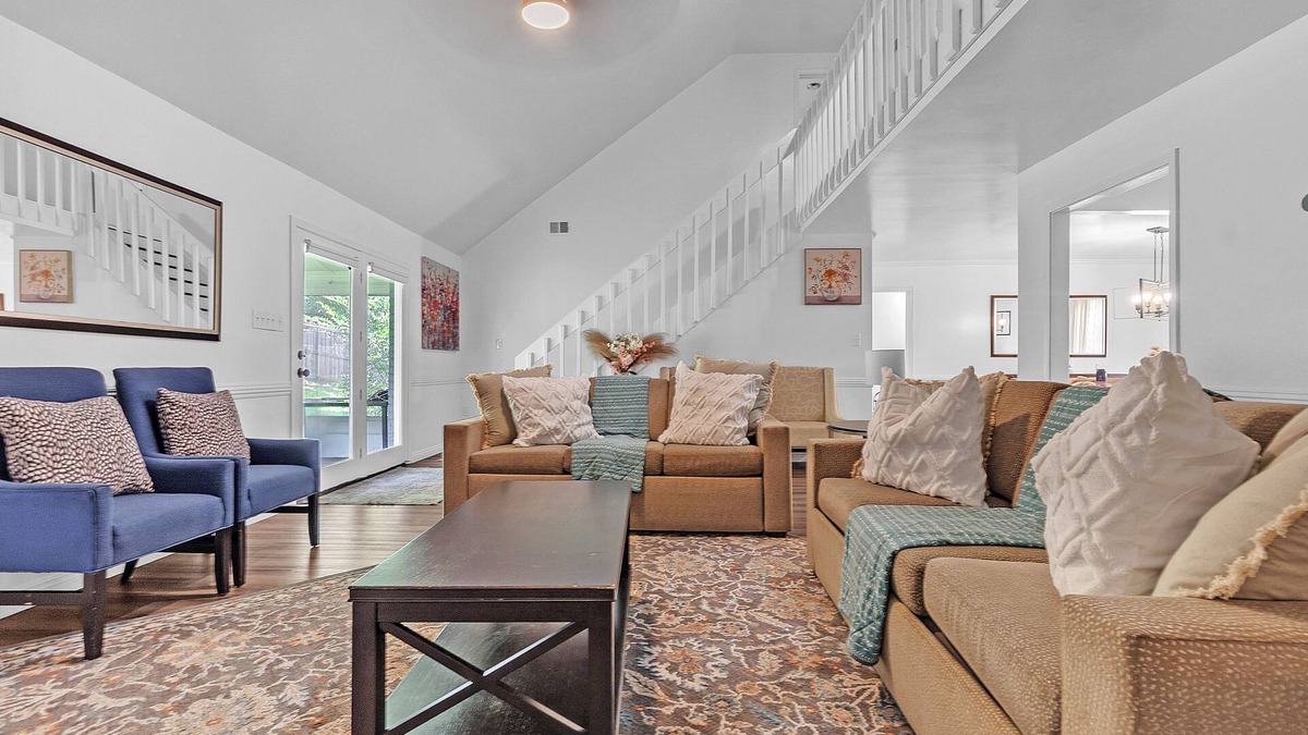 Walnut Grove House | MONTHLY STAYS-Peaceful & Cozy 5 BR Home, Near Shelby Farms Park.