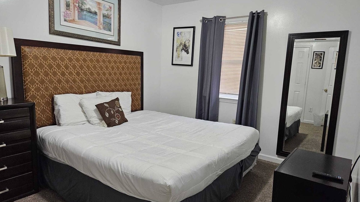 Raleigh House | MONTHLY STAYS-Private 7BR Secluded Compound-Spacious Retreat w/Abundant Parking