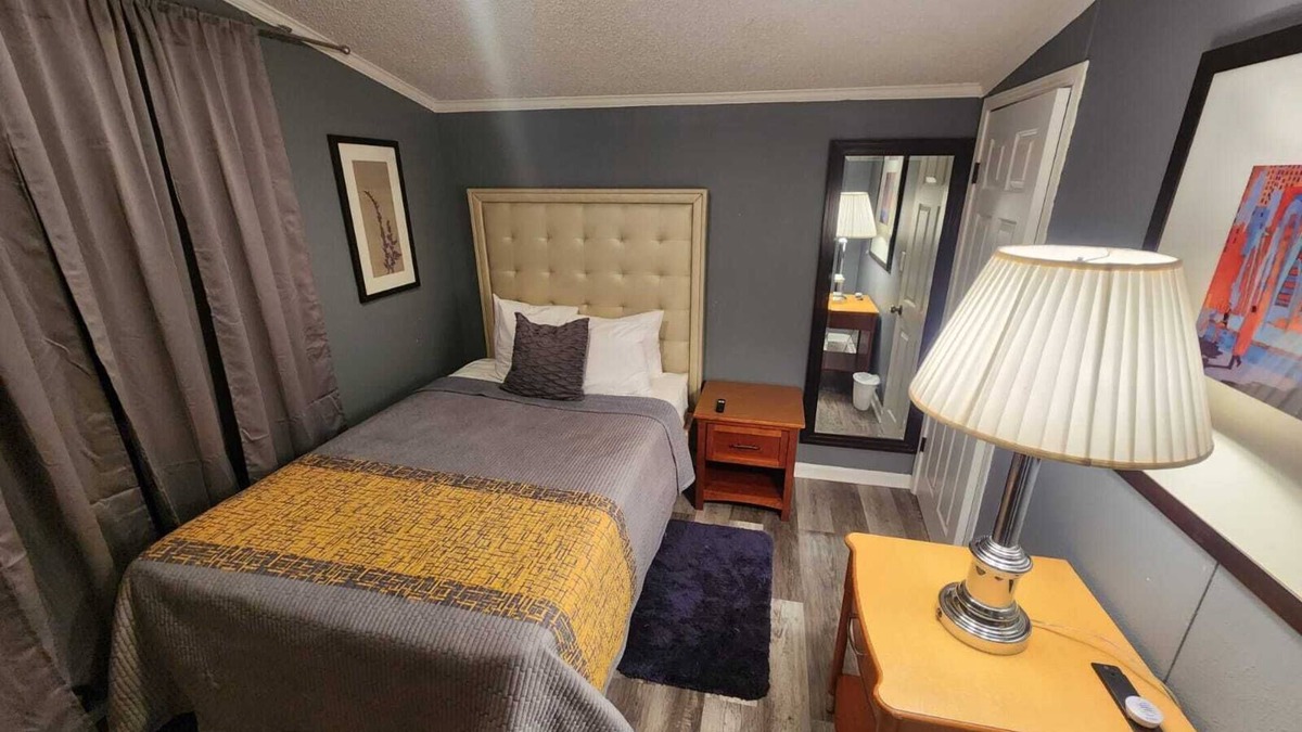 Raleigh Cabin | MONTHLY STAYS-Rear Cabin Only – Secluded 3BR/2BA Guest House Near Downtown