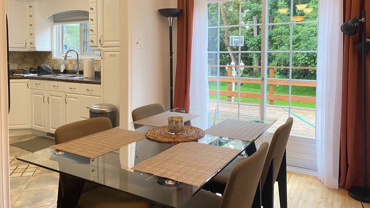 Pierrefonds-Roxboro House | Montreal Life Cute & Cozy Family Friendly 3BR House