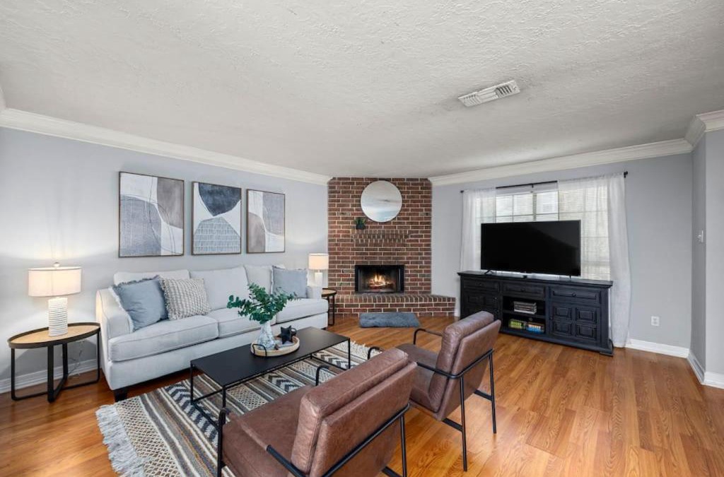 Montrose House | Montrose 2BR Sleeps 10 Walkable Gated Parking