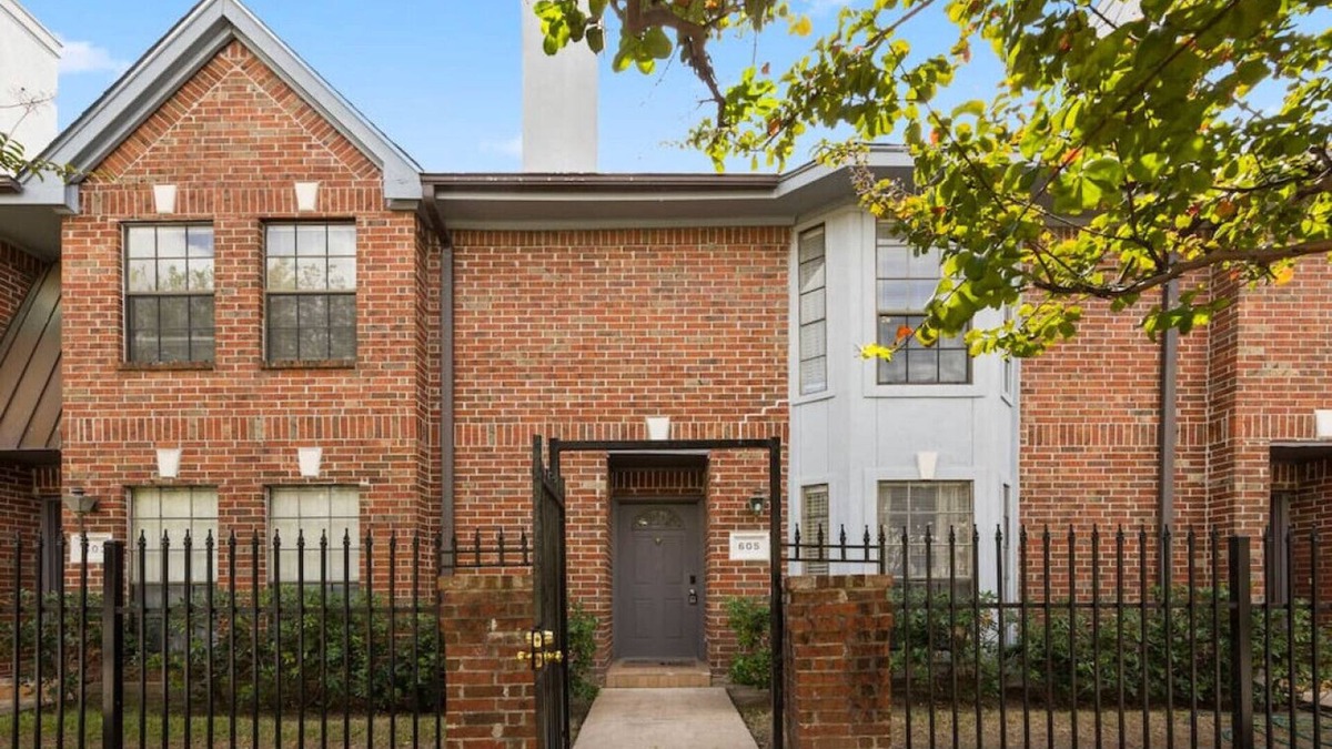 Montrose Apartment | Montrose Walk To 50+ Restaurants 1 Mile 2 Downtown