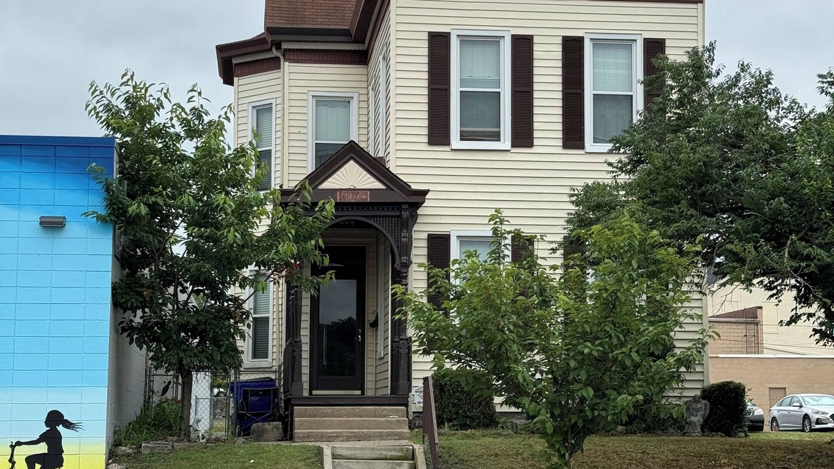 Lindenwald Apartment | Monument House, Near Spooky Nook , Heart of Hamilton,Oh private parking , Slps 8