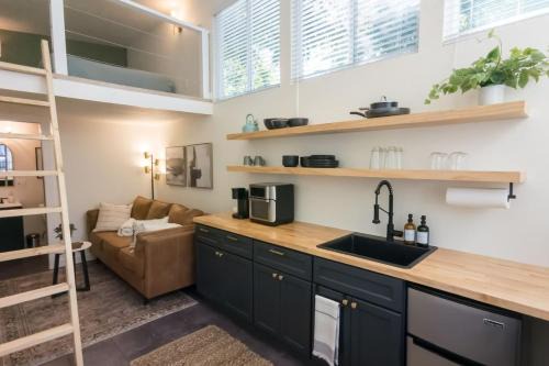 Holly Apartment | Moody and Bright - Peaceful St less than 5 min to the Action