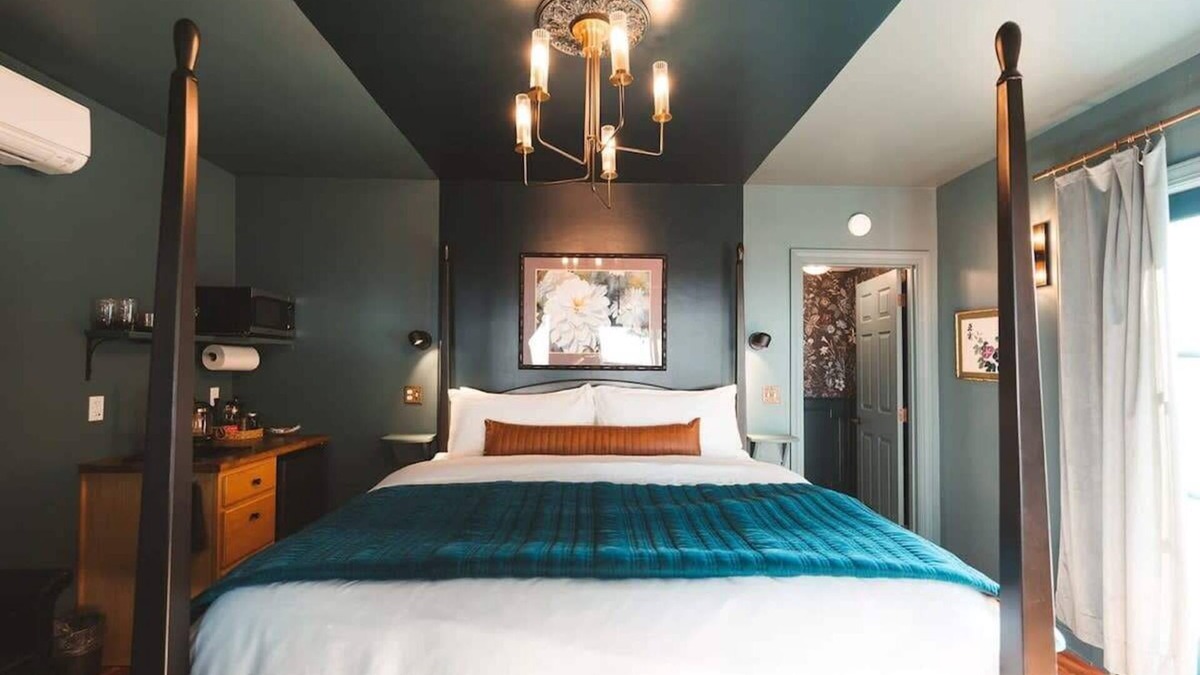 Historic Railroad District House | Moody Ashland Escape: Luxe Suite, Copper Tub