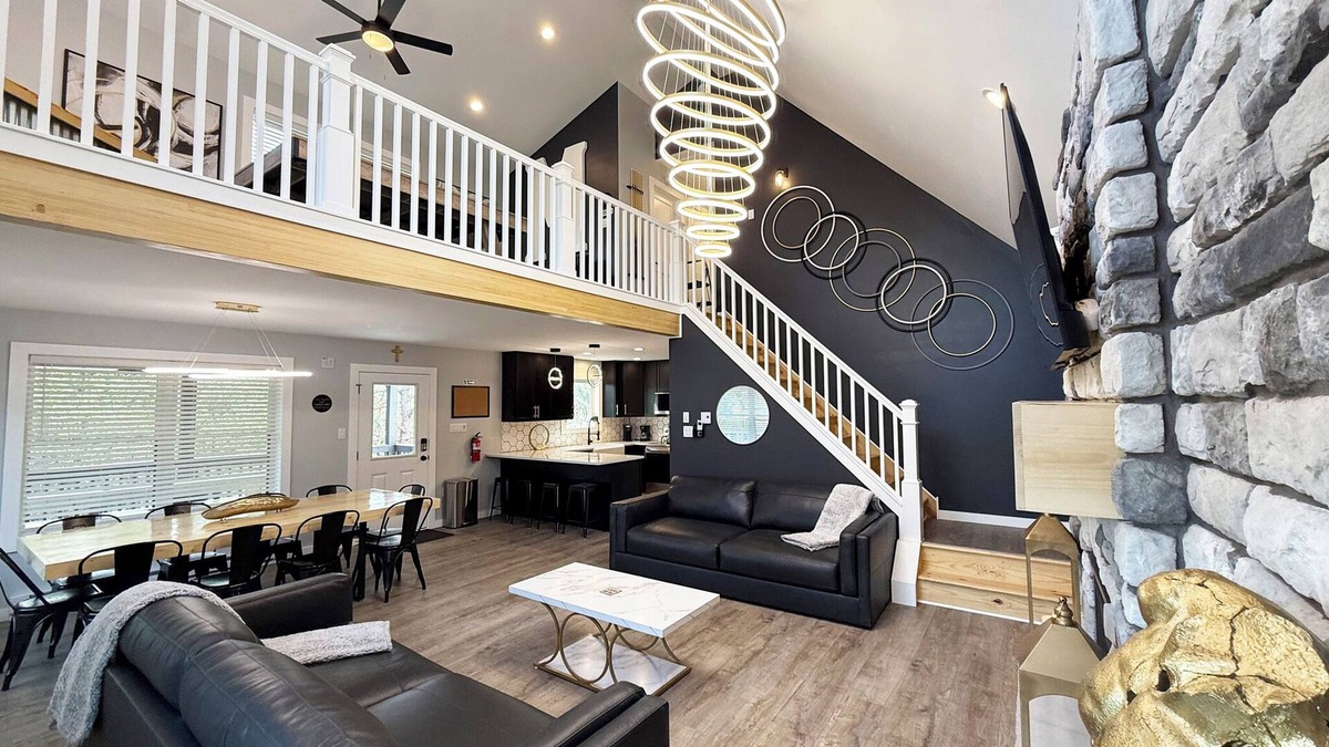 Albrightsville Ski Chalet | Moon Mountain Manor - New 6 BR Chalet With Hot Tub & Karaoke Lounge - Sleeps 16