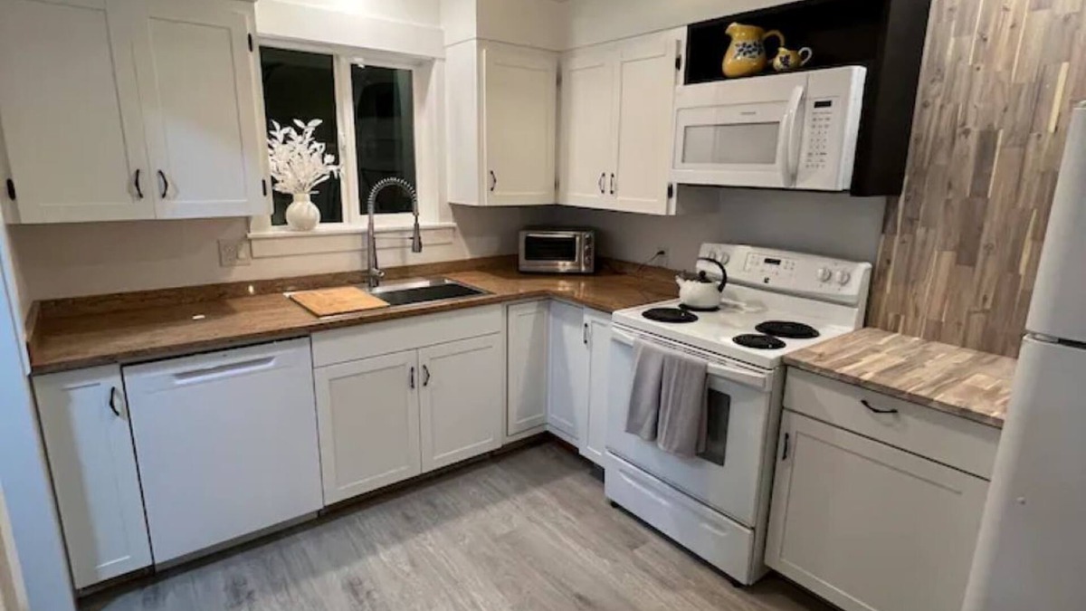 North Bend Apartment | MoonFall- King Coastal Suite, Enjoy clean comfort for Couples getaway!