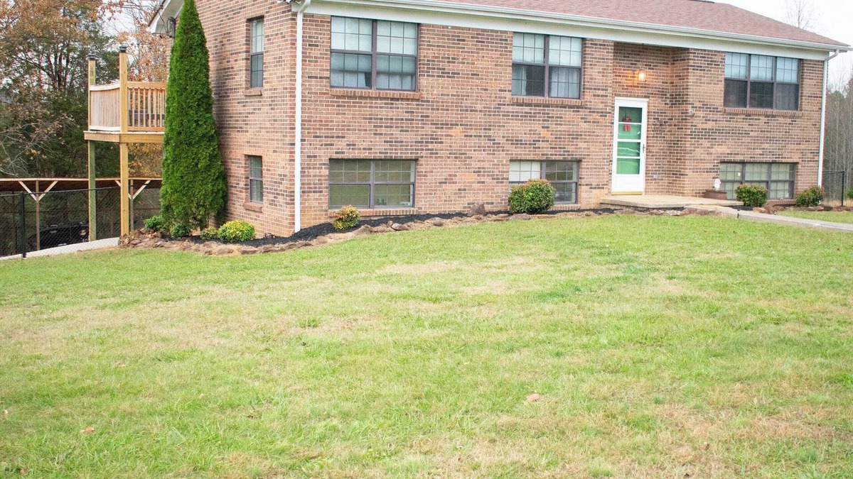 Madisonville House | Moonlight Ridge Resort-mountain views- close to many East TN attractions