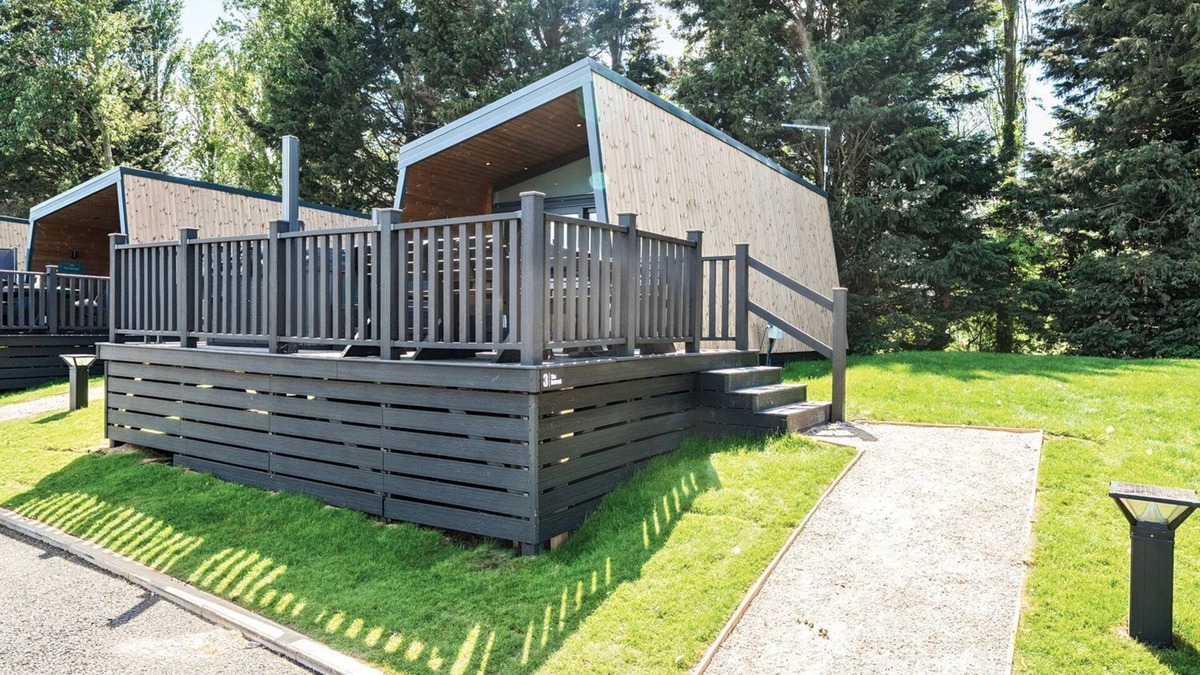 Great Houghton Cottage | MOONLIT SKYLIGHT - BILLING AQUADROME in Billing Aquadrome Holiday Park