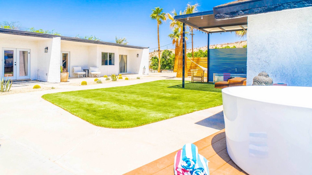 Desert Hot Springs Apartment | Moonlite Nights Desert Stay w Soaking Tub