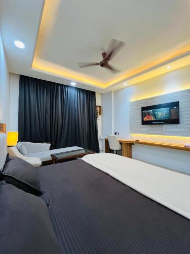 Hazratganj Hotel | Moonpathstays