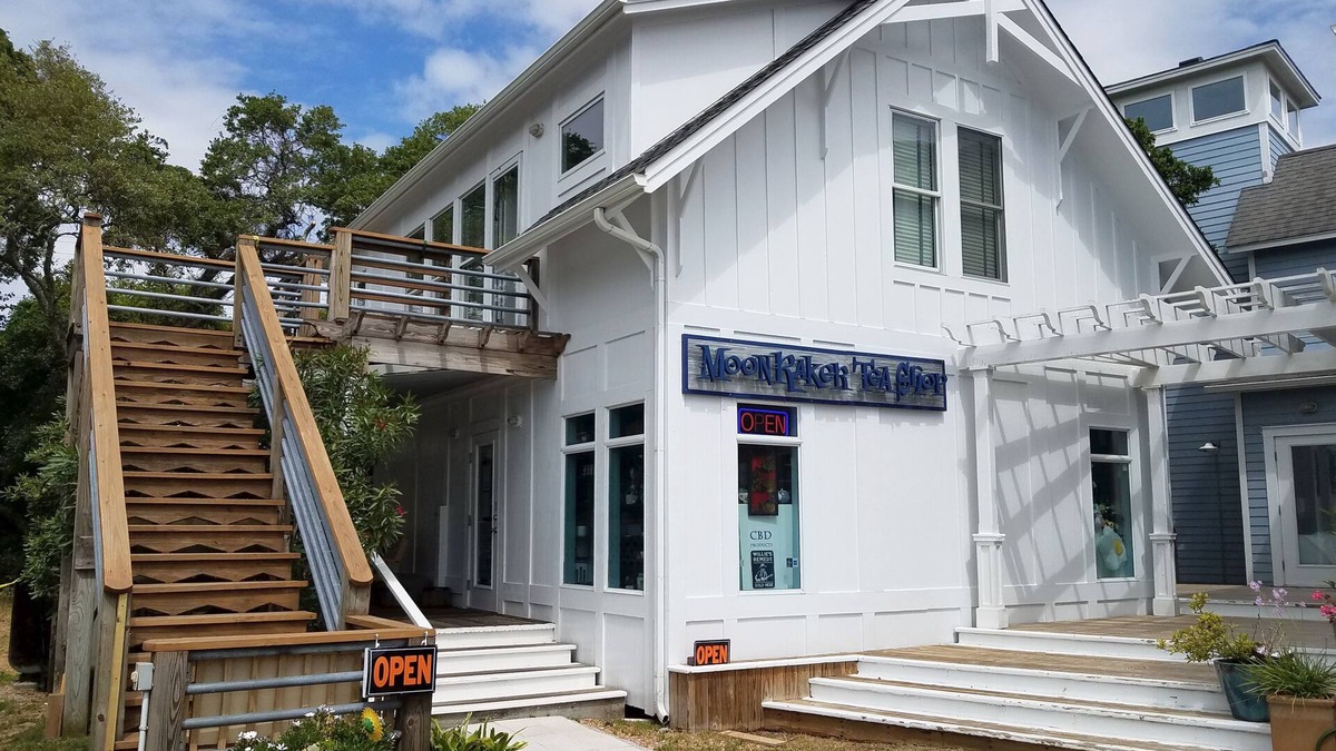 Ocracoke Apartment | Moonraker's Attic: Dog Friendly Studio at Spencer's Market