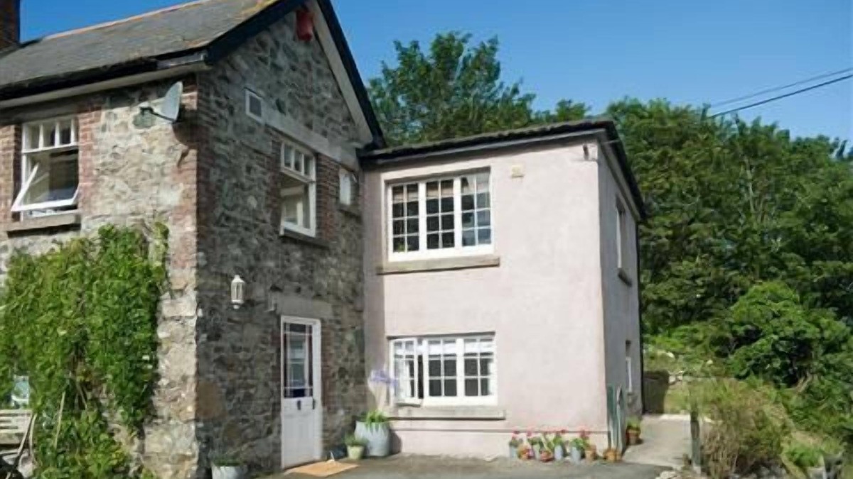 Cadgwith Cottage | Moonsail in Cadgwith Cove- sleeps 4 guests in 2 bedrooms