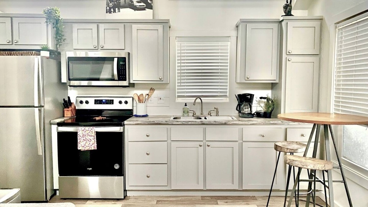 Govalle House | Moonshine Cottage. Free Bikes. Sweet Spring Stay