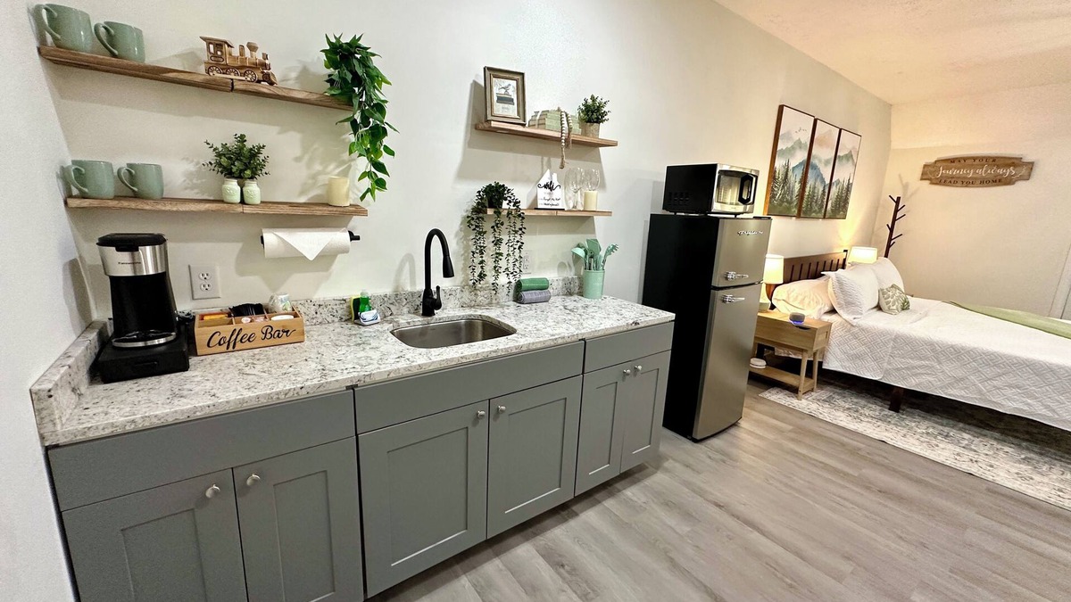 Zaleski House | Moonville Getaway in Hocking Hills OH - Chic 1 King Bed Apartment WiFi and AC