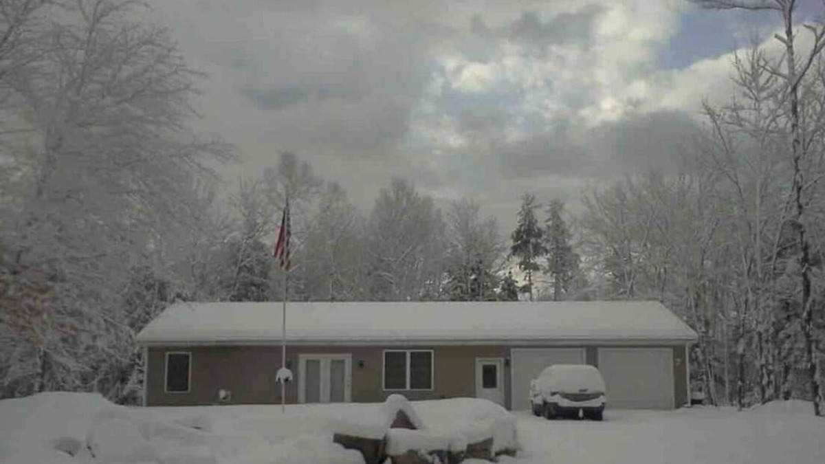 Mercer House | Moore Big House. Near snowmobile trail, ski places, 15 miles from 2 major cities