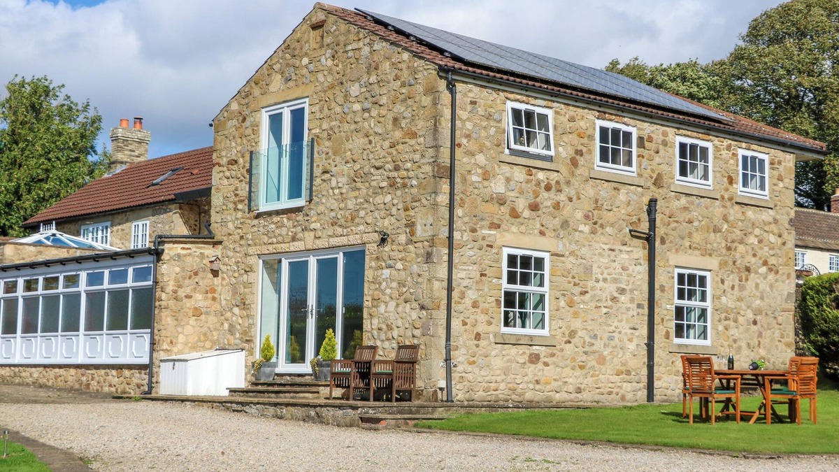 Patrick Brompton Cottage | MOORHEN HOUSE, family friendly, with pool in Patrick Brompton