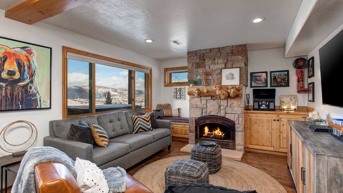 Bear Hollow Village House | Moose Mgmt at Bear Hollow 5534B: King bed-Pvt. Hot Tub-Pool-Dogs Welcome