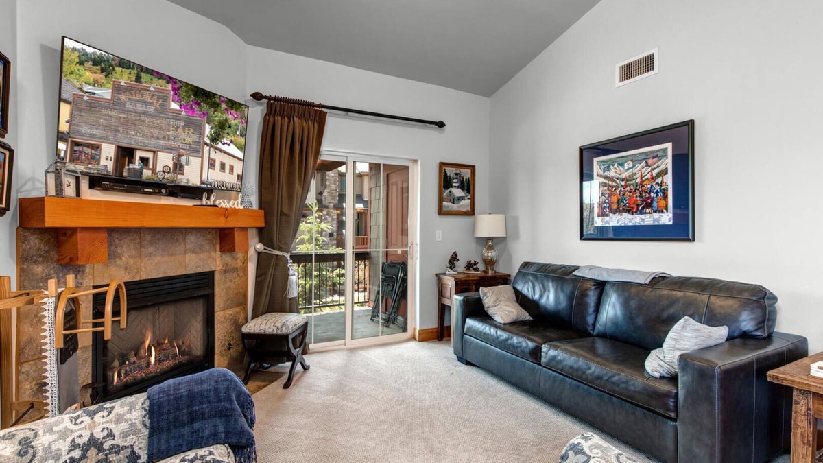 Bear Hollow Village Condo | Moose Mgmt at Bear Hollow 4403 Top Floor-Pool-Hot Tub-Free Shuttle-Clubhouse