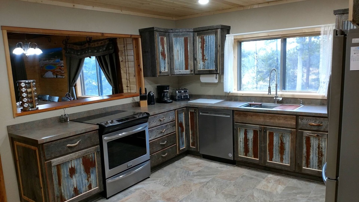 Island Park House | Moose View Lodge 3 bedroom 3 bath cabin with mountain view's and hot tub.
