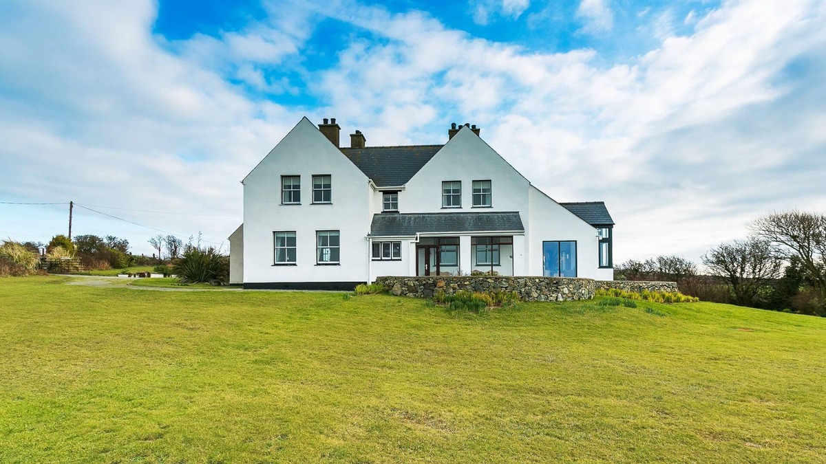 Llanfaethlu Cottage | Moranedd - sleeps 10 guests in 5 bedrooms