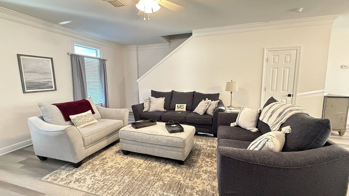 Starkville House | More Cowbell-Minutes to MSU, 4 BR/4.5 BA Newly Renovated, King Bed, Pet Friendly