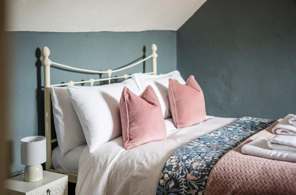 Moreton-in-Marsh Apartment | Moreton High Street - Sleeps 10, with private garden