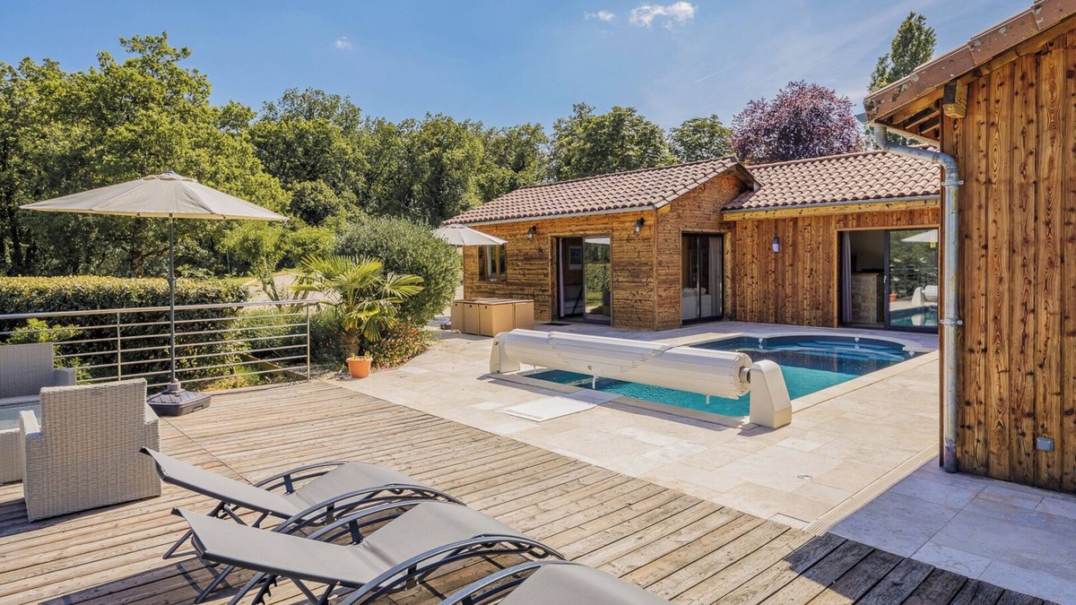 Condat-sur-Vezere Ski Chalet | Morganetta is a charming chalet with heated pool and jacuzzi