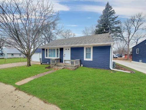 Arnolds Park Villa | Morning View Cottage at the Lake