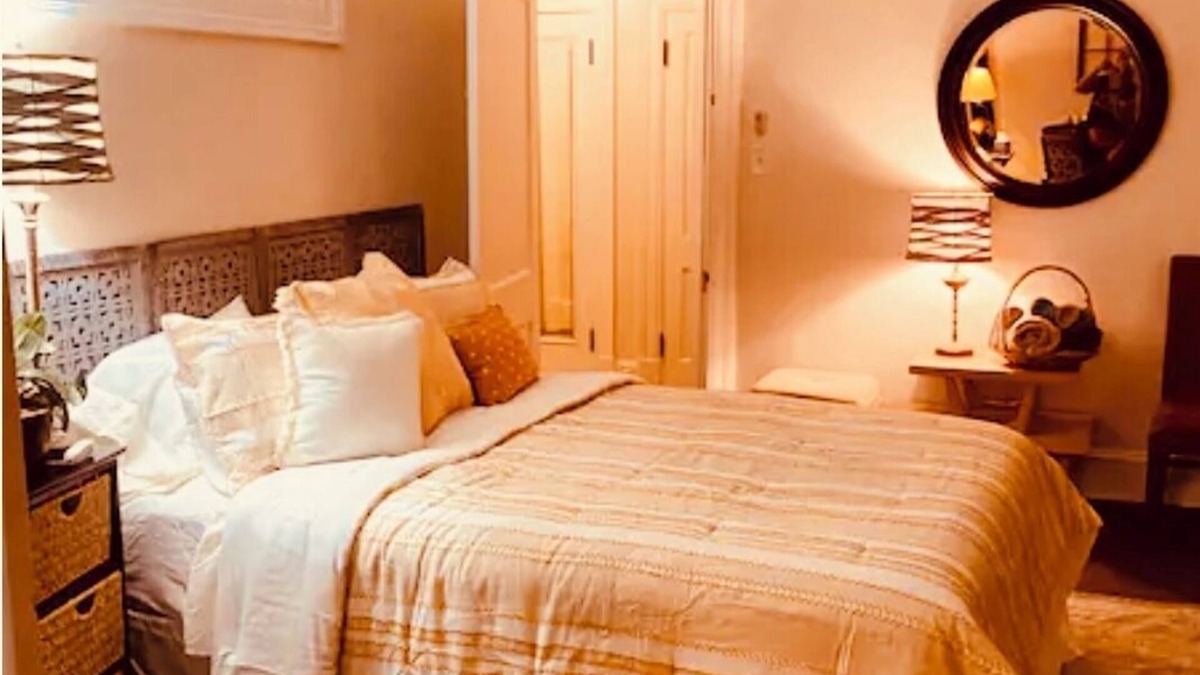 Old Town Winchester Apartment | Morocco Loft 2BR overlooking city walking mall
