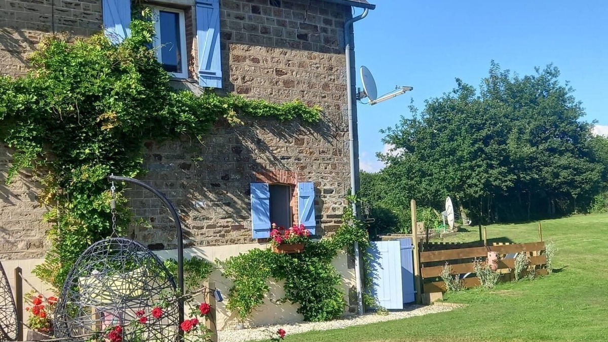 Mortain-Bocage Cottage | Mortain-Bocage - 2-Bed Wisteria Cottage, Sleeps 4