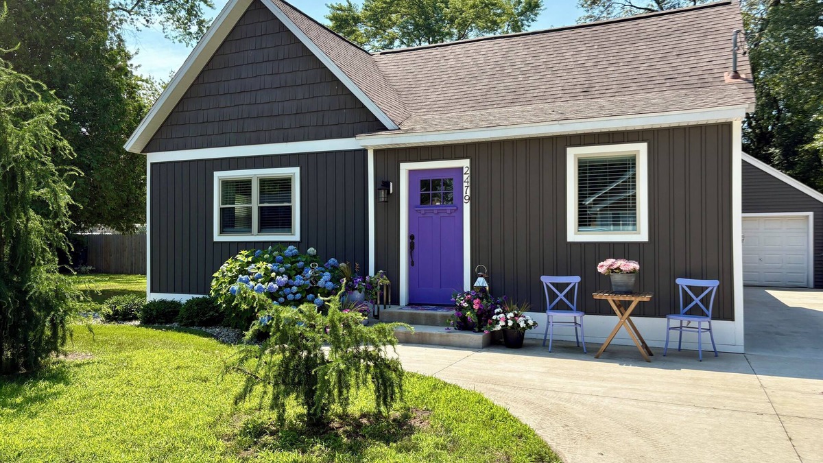 Lakeside House | Morton 1 –Fall Colors are coming, Game Room Fun, Fenced Yard – Dogs Welcome!