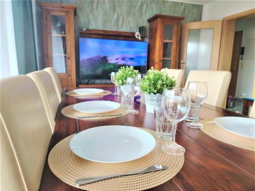 Karthause Apartment | Mosel Ferienwohnung 3-Zimmer Garten Balkon Free Parking Netflix Premium Disney Premium