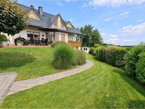 Monzelfeld House | "Moseltor" Comfortable holiday residence