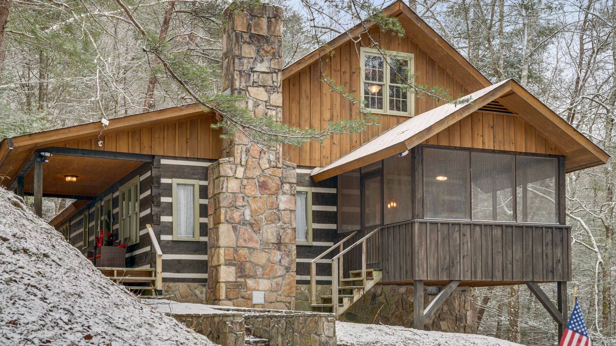 Gatlinburg - Pigeon Forge Cabin | Mossie Oak Cabin, Comfortable & Secluded, WIFI, Hot Tub, Free Dollywood Ticket