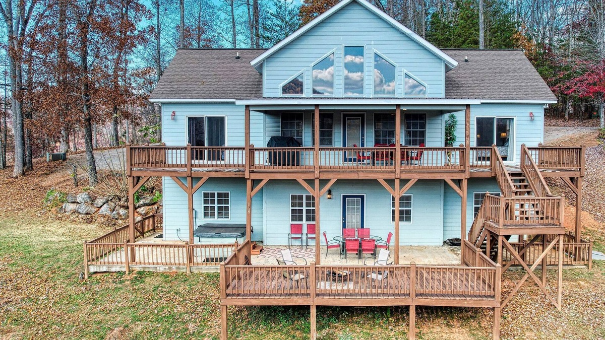 Hiawassee House | Mossy Oaks Lodge -Fireplace-Firepit