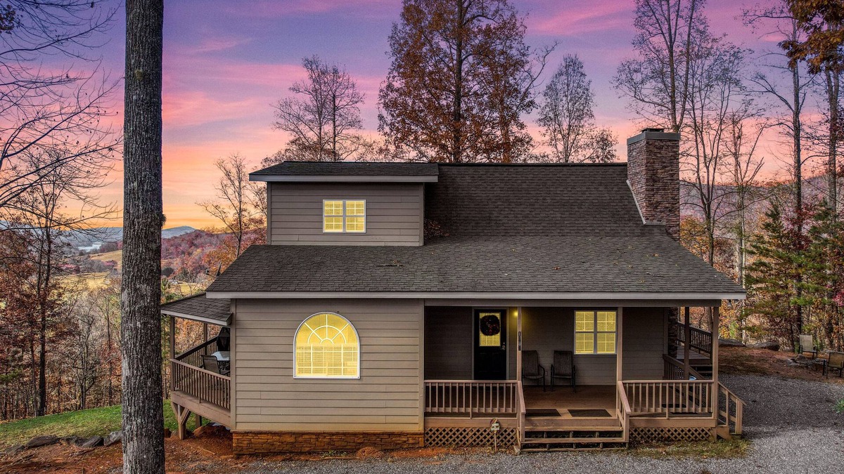 Hiawassee House | Mossy Oaks Manor-Fireplace- Pool Table