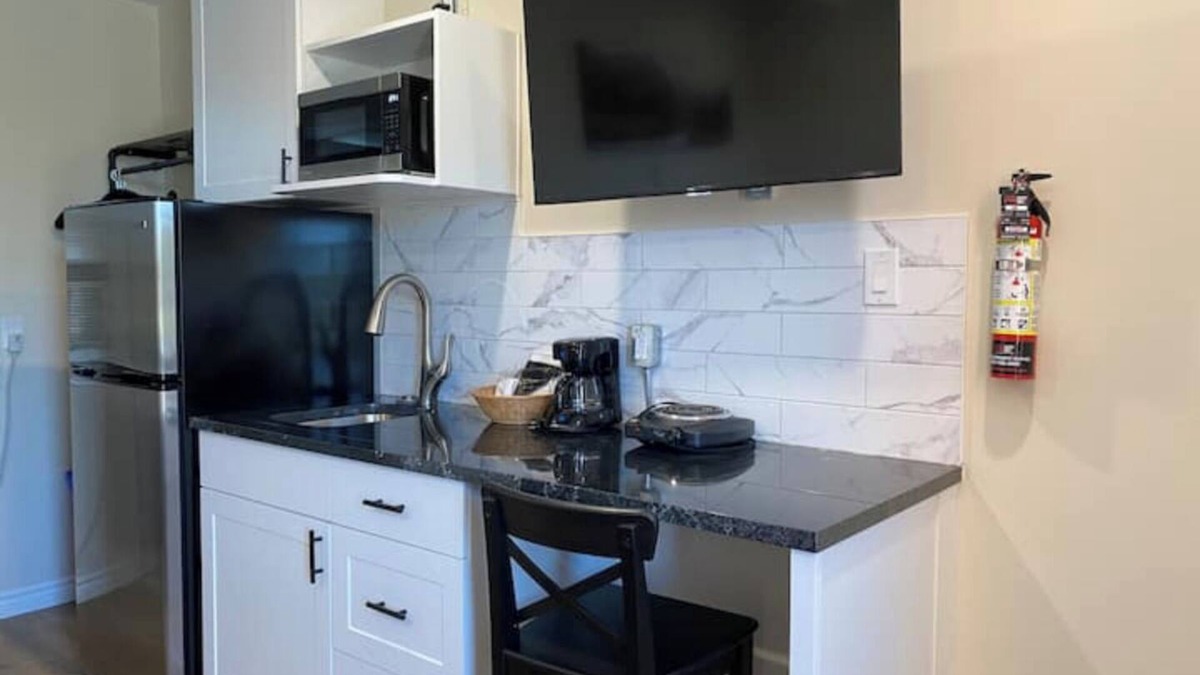 Cookstown Apartment | Motel 400 & Suites Single Kitchenette Unit B