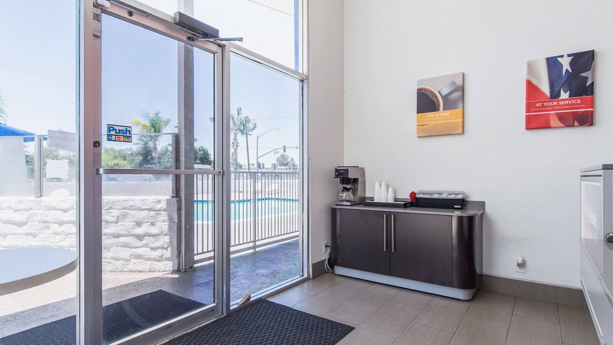 Oleander - Sunset Hotel | Motel 6 Bakersfield, CA - Central