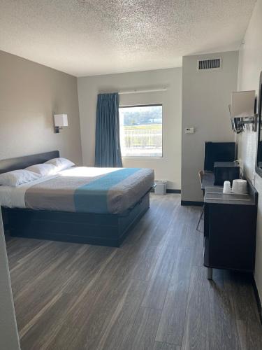 Caseyville Hotel | Motel 6-Caseyville, IL - Caseyville Il