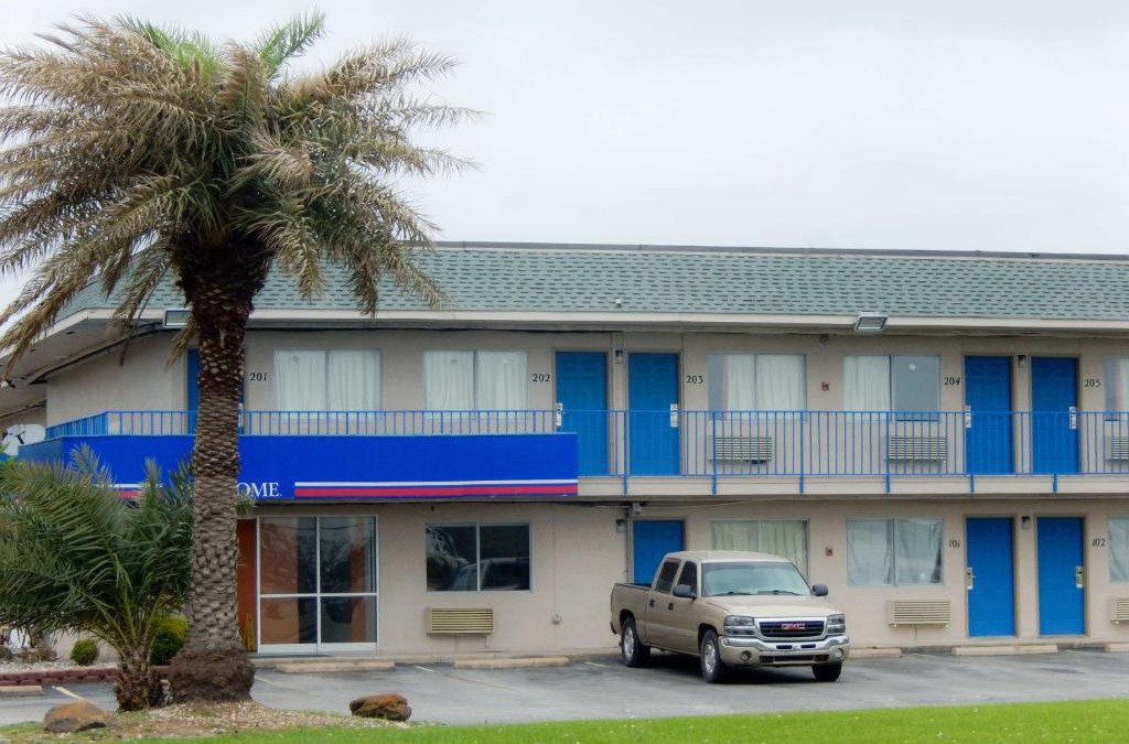 Clute Hotel | Motel 6-Clute, TX