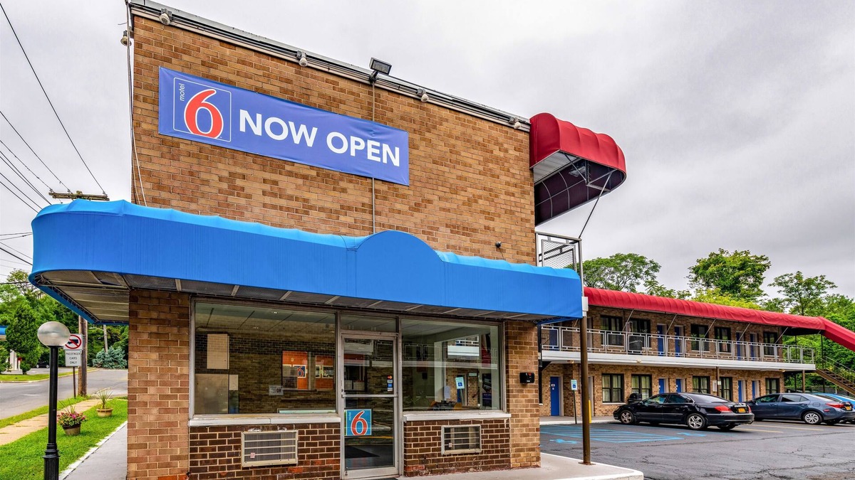 Elmsford Hotel | Motel 6 Elmsford, NY - White Plains