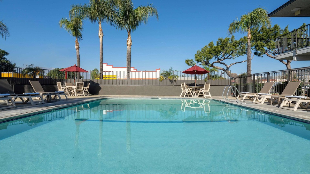 Fontana Hotel | Motel 6 Fontana, CA