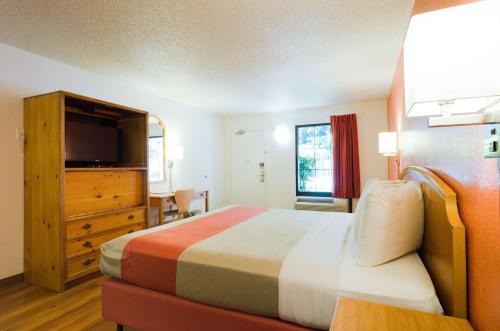 Frederick Hotel | Motel 6-Frederick, MD - Fort Detrick