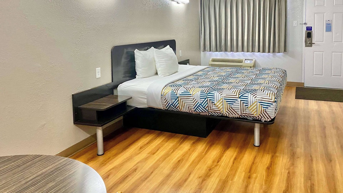 Huntington Hotel | Motel 6 Huntington, WV
