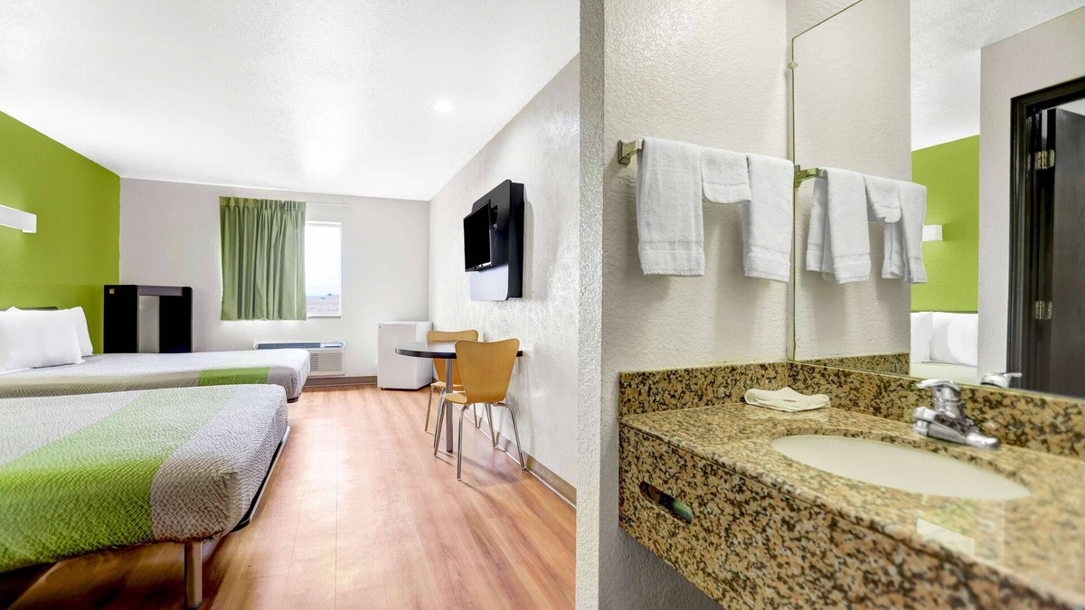 Moriarty Hotel | Motel 6 Moriarty, NM