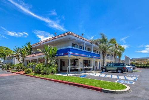 Westmont Hotel | Motel 6-Pomona, CA - Los Angeles