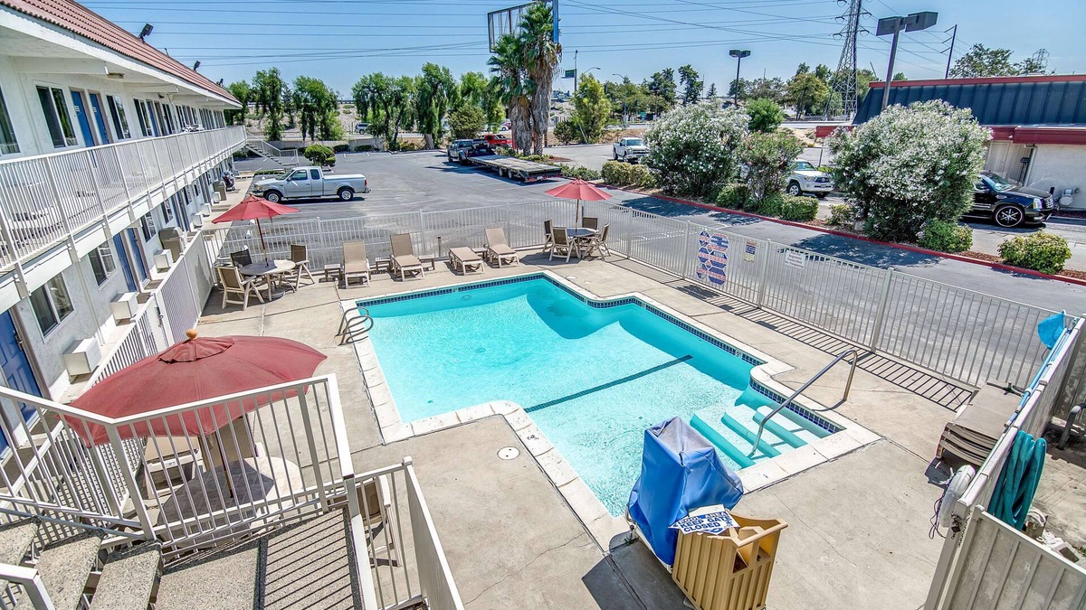 Stockton Hotel | Motel 6 Stockton, CA - Charter Way West
