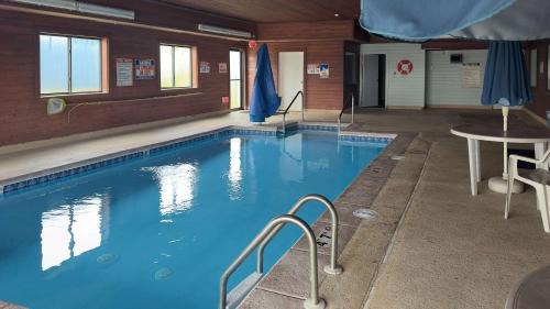 Waterloo Hotel | Motel 6-Waterloo, IA