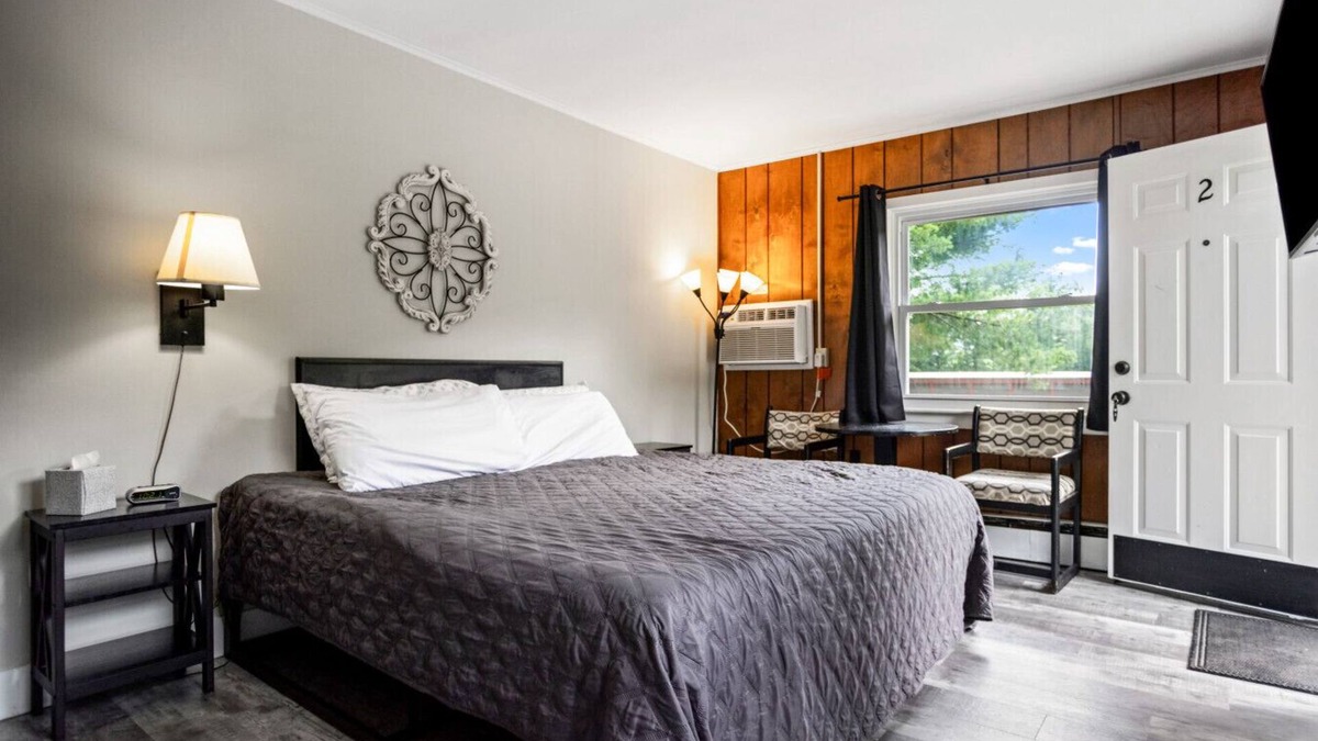 Wellsboro House | Motel King Suite | Ground Floor | 2 mi to Canyon